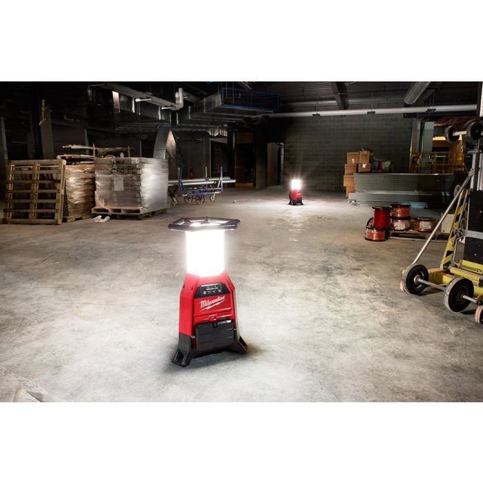 Milwaukee M18 18 Volt Lithium-Ion Cordless RADIUS Site Light and Charger w/  ONE-KEY Tool