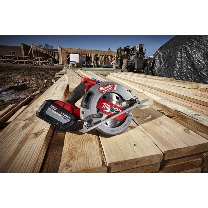 Milwaukee M18 FUEL 18 Volt Lithium-Ion Brushless Cordless 7-1/4 in. Circular  Saw Tool